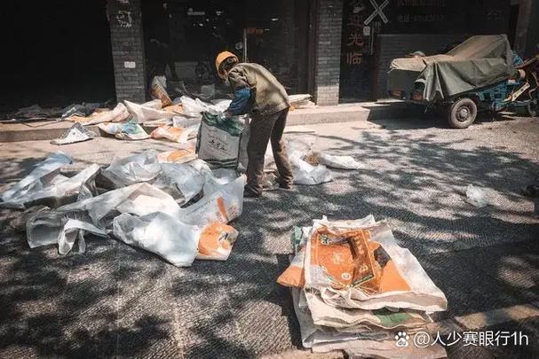 废品回收行业就成了一个选择,"互联网 + 回收"